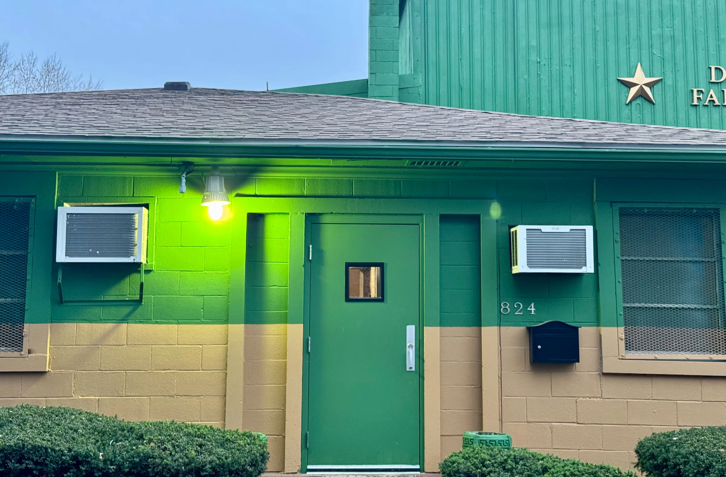 The side entrance at 824